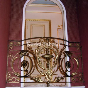 Кованое ограждение балкона радиусной формы
