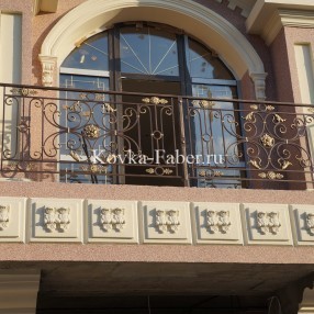 Кованое ограждение балкона в классическом стиле