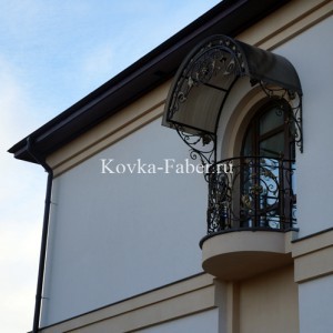 Кованый балкон в сочетании с навесом