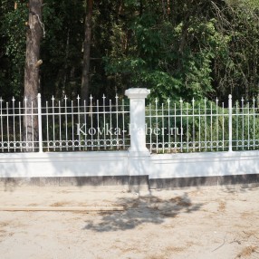Кованый забор в белом цвете из клуглого прутка