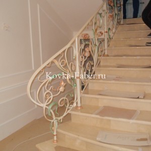 Кованая лестница с ирисами, в белом цвете, фото 3