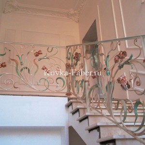 Кованая лестница с ирисами, в белом цвете
