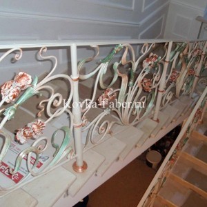 Кованая лестница с ирисами, в белом цвете, фото 2