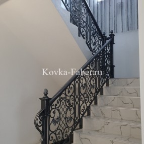 Кованое ограждение лестницы в стиле "барокко". Цвет темный гафит с серебром. 