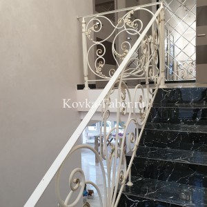 Кованые классические  ограждения  лестницы,   в белом цвете и леком золоте., фото 2
