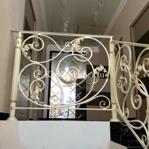 Кованые классические  ограждения  лестницы,   в белом цвете и леком золоте., фото 5