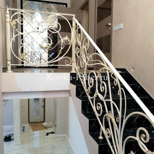 Кованые классические  ограждения  лестницы,   в белом цвете и леком золоте., фото 6