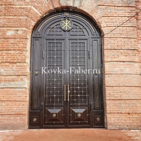 Кованые двери в храм Троицы Живоночальной.