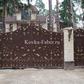 Кованые ворота с калиткой арочного типа, с двусторонним рисунком