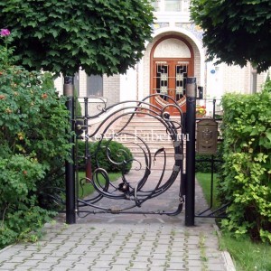 Кованые ворота с калиткой в стиле модерн