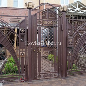 Кованые ворота в готическом стиле