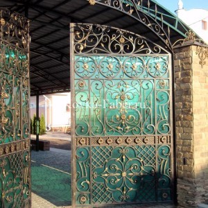 Кованые ворота в классическом стиле, зашитые сотовым поликарбонатом