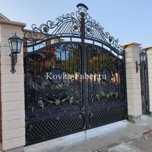 Кованые ворота в стиле барокко, со стеклом. 