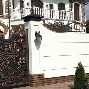 Кованые ворота и навершия на забор в комплексе.