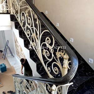 Кованые классические  ограждения  лестницы,   в белом цвете и леком золоте., фото 3